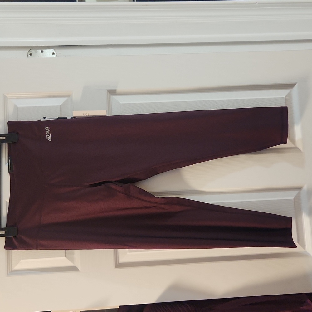 NWT-DNKY Sz.L-wine colored active leggings
